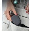 Na zdjęciu widać szarą torbę z kieszenią, do której wkładany jest szary powerbank z napisem "AUKEY". Na zamku błyskawicznym torby również widnieje napis "AUKEY".