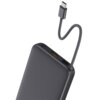 Szary powerbank z widocznym portem USB i wbudowanym kablem zakończonym wtykiem USB-C. Produkt ma gładką powierzchnię i zaokrąglone krawędzie.