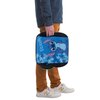 Na zdjęciu widoczna jest niebieska podstawka samochodowa z motywem postaci z kreskówki, otoczona białymi kwiatami, z napisem "Stitch". Produkt jest trzymany przez osobę ubraną w brązowe spodnie i białe buty.
