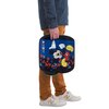 Mężczyzna trzyma w ręku niebieską podstawkę samochodową z wizerunkiem postaci z kreskówki oraz napisem "MICKEY". Podstawka ma kolorowe wzory w kształcie głowy myszki.