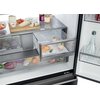 Otwarta lodówka z widocznymi półkami i szufladami, na których znajdują się różnorodne produkty spożywcze, takie jak sery, warzywa, owoce, napoje oraz desery. Na szufladach widoczne są napisy: "HUMIDITY ZONE", "WATER", "FRESH ZONE" i "MY ZONE".