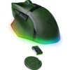 Zielona mysz komputerowa z podświetleniem RGB, obok której znajduje się okrągła pokrywa i adapter USB oznaczony jako "2.4 GHz". Na myszy widoczne jest logo producenta.