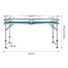 Stolik kempingowy z niebieskim blatem, posiadający regulowane aluminiowe nogi, które można ustawić na trzech różnych wysokościach: 55 cm, 61,5 cm i 70 cm. Wymiary blatu to 120 cm na 60 cm, a na zdjęciu widoczne są również mechanizmy blokujące oraz wsporni