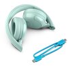 Miętowe słuchawki nauszne z widocznym logo producenta na pałąku oraz nausznikach, obok znajduje się kabel USB w tym samym kolorze z logo na wtyczkach. Produkt dostępny w sklepie Media Expert.