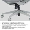 Na zdjęciu widoczna jest dolna część szarego fotela biurowego z nylonową podstawą krzyżową i dużymi kółkami. Tekst na zdjęciu brzmi: "NYLONOWA PODSTAWA KRZYŻOWA Wykonana z wytrzymałego nylonu, solidna i trwała podstawa krzyżowa X-Air wytrzymuje obciążenie