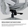 Na zdjęciu widoczny jest fragment szarego fotela z mechanizmem regulacji kąta nachylenia, w tym podłokietnik i część siedziska. Na dole zdjęcia znajduje się tekst: "REGULOWANY KĄT NACHYLENIA Mechanizm „motyl” z trzema pozycjami blokady kąta oraz regulacją