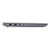 Na zdjęciu widoczny jest bok zamkniętego laptopa w kolorze srebrnym z różnymi portami, w tym USB-C, USB-A, HDMI, gniazdo audio oraz otwory wentylacyjne. Laptop jest cienki i ma nowoczesny design.