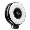 Czarna lampa LED o okrągłym kształcie z białym pierścieniem świetlnym, na środku którego znajduje się czarne koło z napisem "Ulanzi LM-19". Produkt posiada uchwyt z widocznym pokrętłem.