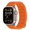 Pomarańczowy pasek nylonowy do zegarka Apple Watch, kompatybilny z modelami 6/7/8/9/10/SE/Ultra 1/2 o rozmiarach 44/45/46/49 mm. Na ekranie zegarka widoczne są różne wskaźniki, w tym godzina 10:09, tętno 68 BPM oraz ikony aktywności.
