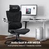 Czarny fotel biurowy z napisem "anda seat" na zagłówku stoi przed biurkiem z komputerem, klawiaturą i myszką. Na dole zdjęcia widnieje tekst: "Anda Seat X-AIR MEGA Maksymalna lekkość i swoboda ruchów".
