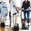 Trzy zdjęcia przedstawiają system do prasowania z różnymi funkcjami: prasowanie koszuli na wieszaku, prasowanie na desce oraz zbliżenie na urządzenie z widocznym logo "Tefal". Na podłodze widać drewniane panele i dywan, a w tle znajdują się meble i okno.