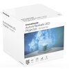 Białe pudełko z nadrukiem "InnovaGoods Aurora Borealis LED Projector · Boralamp" oraz zdjęciem lampki z projektorem, emitującej niebieskie światło przypominające zorzę polarną. Na dole pudełka znajdują się ikony z opisami: "Recyclable", "RGB Colors", "7 L