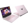 Na zdjęciu widoczne są dwa laptopy w jasnym kolorze, jeden otwarty z wyświetlonym na ekranie dynamicznym obrazem z gry oraz logo "GAME PASS", drugi zamknięty z widocznym logo w kształcie litery "V" na obudowie. Na klawiaturze otwartego laptopa znajduje si