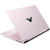 Na zdjęciu widoczny jest otwarty laptop w jasnym kolorze z logo w kształcie litery "V" na pokrywie. Na dolnej krawędzi pokrywy znajduje się napis "VICTUS".