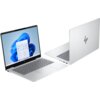 Na zdjęciu widoczny jest srebrny laptop z logo HP, przedstawiony z przodu i z tyłu, z ekranem wyświetlającym interfejs systemu Windows 11. Klawiatura jest pełnowymiarowa, a obudowa ma gładkie wykończenie.