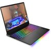 Na zdjęciu widoczny jest laptop z otwartym ekranem, na którym wyświetlana jest strona internetowa. Wokół laptopa znajdują się trzy osoby w sklepie, a w tle widać półki z produktami. Na górze zdjęcia znajduje się tekst: "W Media Expert dbamy o Twoją wygodę