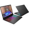 Na zdjęciu widoczne są dwa laptopy z kolorowymi, podświetlanymi klawiaturami, z czego jeden ma otwarty ekran wyświetlający grę. Na obudowie laptopów znajduje się logo "OMEN".