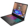 Laptop z kolorową klawiaturą RGB i ekranem wyświetlającym grę wideo, na obudowie widoczny napis "O16". Na dolnej części ekranu znajduje się logo "OMEN".