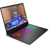 Laptop z kolorową klawiaturą podświetlaną w odcieniach czerwieni, pomarańczu i niebieskiego, z wyświetlaczem pokazującym scenę z gry wideo. Na obudowie widoczne jest logo "OMEN" oraz napis "HP".
