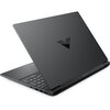 Czarny laptop z widocznym logo w kształcie litery "V" na pokrywie oraz napisem "Victus" na zawiasie. Klawiatura jest częściowo widoczna, a na boku znajdują się porty.
