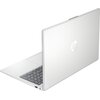 Na zdjęciu widoczny jest otwarty laptop z ekranem wyświetlającym interfejs systemu Windows 11, z ikonami aplikacji na jasnym tle. Klawiatura jest pełnowymiarowa, a na obudowie znajduje się logo HP.