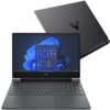 Na zdjęciu widoczny jest otwarty laptop z wyświetlonym na ekranie interfejsem systemu Windows 11, a w tle znajduje się zamknięta pokrywa tego samego laptopa z logo w kształcie litery "V". Na obudowie laptopa widoczny jest napis "Victus".