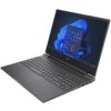 Czarny laptop z otwartym ekranem, na którym widoczny jest interfejs systemu Windows 11 z ikonami aplikacji. Klawiatura jest pełnowymiarowa, a obudowa ma matowe wykończenie.