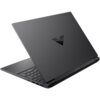 Czarny laptop z widocznym logo w kształcie litery "V" na pokrywie, częściowo otwarty, z widoczną klawiaturą i portami po boku. Na dolnej części pokrywy znajduje się napis "VICTUS".