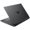 Na zdjęciu widoczny jest otwarty laptop w kolorze ciemnym, z logo w kształcie litery "V" na pokrywie. Na obudowie w pobliżu zawiasu znajduje się napis "VICTUS".