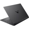 Czarny laptop z widocznym logo w kształcie litery "V" na pokrywie, częściowo otwarty, z widoczną klawiaturą i portami po boku. Na dolnej krawędzi pokrywy znajduje się napis "VICTUS".