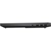 Przedstawiony jest bok zamkniętego laptopa w kolorze czarnym, z widocznymi portami: USB-C, dwa porty USB-A, port HDMI oraz gniazdo Ethernet. Laptop ma smukły profil i minimalistyczny design.