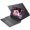 Na zdjęciu widoczny jest otwarty laptop z wyświetlaczem pokazującym kolorową grę wideo, na którym znajduje się napis "GAME PASS" oraz "HI-FI RUSH". Obok laptopa znajduje się jego zamknięta pokrywa z napisem "VICTUS".
