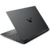 Czarny laptop z widocznym logo w kształcie litery "V" na pokrywie, częściowo otwarty, ukazujący klawiaturę i porty po boku. Na zawiasie znajduje się napis "V I C T U S".