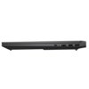 Na zdjęciu widoczny jest bok zamkniętego laptopa z kilkoma portami, w tym USB-C, Ethernet, dwa porty USB-A oraz port HDMI. Obudowa laptopa jest w kolorze ciemnym, a jego konstrukcja jest smukła i nowoczesna.