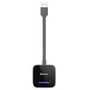 Czarny adapter z logo "tracer" na błyszczącej powierzchni, połączony z kablem USB. Na adapterze widoczny jest niebieski pasek świetlny.