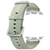 Jasnozielony pasek do zegarka wykonany z teksturowanego materiału, z metalową klamrą i regulowanymi otworami. Produkt przeznaczony jest do zegarków Galaxy Watch 8/8 Classic, w rozmiarze M/L, o szerokości 20 mm.