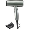 Na zdjęciu znajduje się suszarka do włosów w kolorze metalicznym z widocznym logo "BaByliss" na obudowie. Obok suszarki leży czarny koncentrator powietrza.