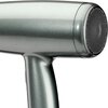 Na zdjęciu widoczna jest suszarka do włosów w kolorze metalicznym, z wyraźnie zaznaczoną kratką wylotu powietrza. Produkt ma gładką powierzchnię i ergonomiczny uchwyt.