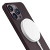 Ciemnofioletowe etui na telefon z trzema widocznymi obiektywami aparatu oraz białą, okrągłą ładowarką magnetyczną przymocowaną do tylnej części. Na etui znajduje się przycisk boczny.