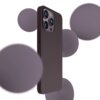 Ciemnofioletowe etui na telefon z trzema widocznymi obiektywami aparatu, otoczone rozmytymi, fioletowymi kulami na białym tle. Produkt jest przeznaczony do modelu Apple iPhone 14 Pro Max.