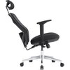 Na zdjęciu widoczny jest czarny fotel biurowy z regulowanym zagłówkiem, podłokietnikami i chromowaną podstawą na kółkach. Fotel ma ergonomiczny kształt z wyraźnie zaznaczonym oparciem i siedziskiem.