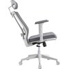 Na zdjęciu widoczny jest szary fotel biurowy z regulowanym zagłówkiem i podłokietnikami, umieszczony na pięcioramiennej podstawie z kółkami. Fotel ma ergonomiczny kształt, a jego siedzisko i oparcie pokryte są materiałem w odcieniach szarości.