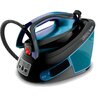 Czarny generator pary z niebieskimi elementami, posiadający wyświetlacz z przyciskami oraz widoczny zbiornik na wodę. Na urządzeniu znajduje się logo "Tefal" oraz napis "Express Vision".