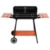 Czarny grill węglowy z metalowym rusztem, wyposażony w drewniane półki po obu stronach oraz na dole, z dwoma kołami ułatwiającymi transport. Produkt oznaczony jako "Grill węglowy LUND 99911 53 x 33 cm".