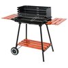 Grill węglowy z metalowym rusztem i bocznymi półkami z drewna, wyposażony w dolną półkę oraz dwa kółka ułatwiające transport. Produkt ma czarną konstrukcję z pomarańczowymi elementami drewnianymi.