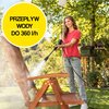 Na zdjęciu widoczna jest osoba używająca myjki ciśnieniowej do czyszczenia drewnianego krzesła w ogrodzie, a w lewym górnym rogu znajduje się żółte koło z napisem "PRZEPŁYW WODY DO 360 l/h". W tle widać zielone drzewa i trawnik.