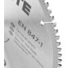Na zdjęciu widoczna jest metalowa tarcza do cięcia z zębami, na której znajduje się tekst: "EN 847-1, Tarcza do pilarki, Circular saw blade, Диск пильный до пилки". W tle widać fragment większego napisu zaczynającego się od "TE".