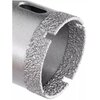 Zbliżenie na metalową otwornicę z chropowatą krawędzią tnącą, wykonaną z materiału przypominającego diamentowy pył. Powierzchnia narzędzia jest srebrzysta z widocznymi otworami wentylacyjnymi.
