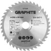 Na zdjęciu znajduje się okrągła tarcza do cięcia z widocznymi zębami, oznaczona jako "GRAPHITE 57T228" o średnicy 210 mm i otworze 30 mm. Na tarczy znajdują się piktogramy oraz napisy informujące o specyfikacji, takie jak "TCT", "FAST CUT", "EN 847-1", a 
