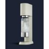 Beżowy saturator z przezroczystą butelką, w której widać bąbelki gazowanej wody, stoi na ciemnym tle. Na urządzeniu widoczny jest napis "sodastream".